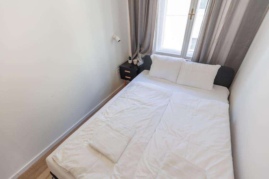 בודפשט The Grove Hideaway Central 2Br Retreat מראה חיצוני תמונה
